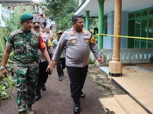 Polres Pasuruan Salurkan Sembako ke Warga Terdampak Tanah Gerak Purwodadi
