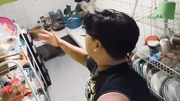 Pria ini merenovasi dapur jadi estetis, modal dari belanja online. Postingan tersebut langsung viral di TikTok.
