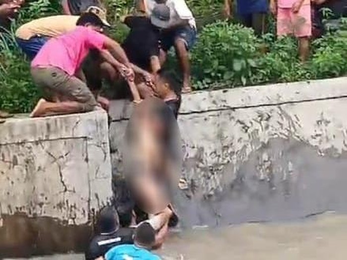 Proses evakuasi Cester Pandeyan yang tewas tenggelam seusai melompat di Bendungan Wae Sesap, Kelurahan Tangge, Kecamatan Lembor, Manggarai Barat, NTT, Jumat (31/1/2025). (Foto: Istimewa)