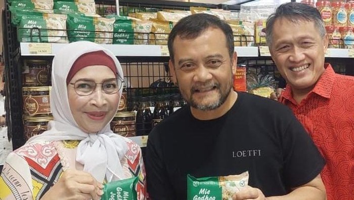 Gubernur Jateng Terpilih Ahmad Luthfi bersama Founder PT SNJ Diana Dewi dengan produk UMKM yang difasilitasi masuk ke Toko Daging Nusantara di Semarang