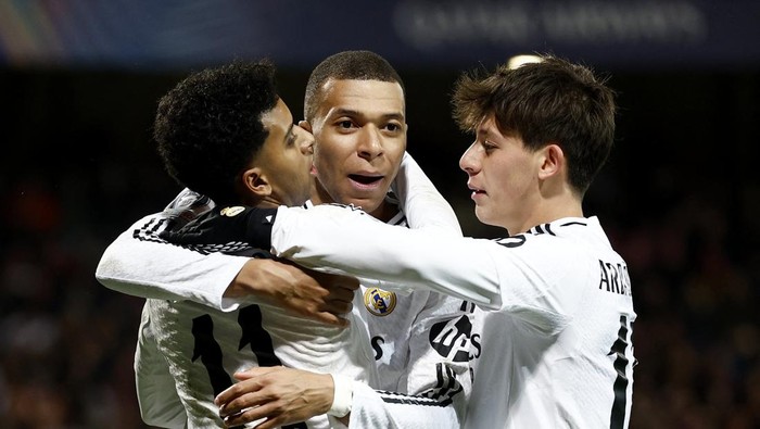 Soccer Football - Champions League - Brest v Real Madrid - Stade de Roudourou, Guingamp, France - January 29, 2025 Real Madrids Rodrygo celebrates scoring their third goal with Kylian Mbappe and Arda Guler REUTERS/Gonzalo Fuentes