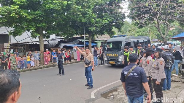 Rekonstruksi kasus satpam dibunuh majikan di Jalan Lawang Gintung, Kota Bogor.