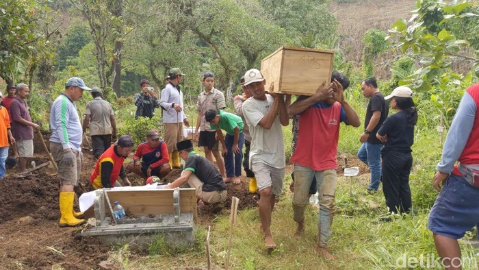 Relokasi makam di Trenggalek imbas pembangunan bendungan Bagong.