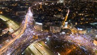 Mereka memblokir jalan raya utama dalam unjuk rasa terhadap kebijakan Presiden Aleksandar Vucic dan Partai Progresif Serbia yang berkuasa. (REUTERS/Djordje Kojadinovic)