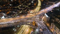 Sebuah bidikan drone menunjukkan mahasiswa Universitas Belgrade berpartisipasi dalam blokade selama 24 jam di persimpangan utama kota Belgrade, Serbia, Rabu (29/1/2025). (REUTERS/Djordje Kojadinovic)