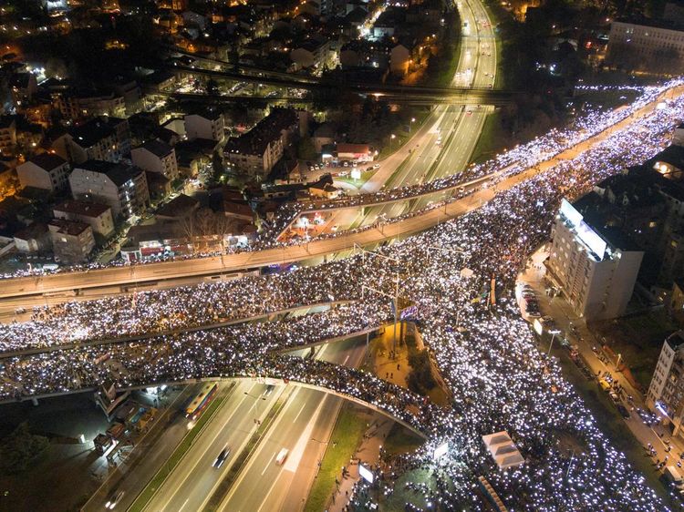 Ribuan Mahasiswa Serbia Blokir Jalan Protes Pemerintah Korupsi