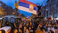 Partai oposisi dan kelompok masyarakat menyalahkan kecelakaan di Novi Sad pada apa yang mereka sebut sebagai konstruksi yang buruk akibat korupsi dan nepotisme. (REUTERS/Mitar Mitrovic)