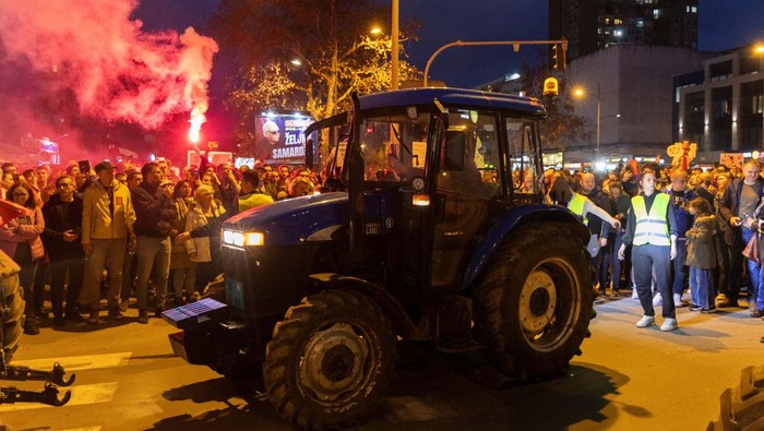 Ribuan Mahasiswa Serbia Blokir Jalan Protes Pemerintah Korupsi Motorcyclists support Serbian students protesting in front of the ruling Serbian Progressive Party (SNS) headquarters following the overnight beating of their colleagues by what they say were SNS activists, in Novi Sad, Serbia, January 28, 2025. REUTERS/Mitar Mitrovic NO RESALES. NO ARCHIVES