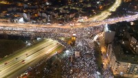 Massa protes atas bencana kereta api pada bulan November yang menewaskan belasan orang. Atap beton stasiun Novi Sad yang baru saja direnovasi runtuh pada tanggal 1 November, menewaskan 15 orang dan melukai tiga orang. (REUTERS/Djordje Kojadinovic)