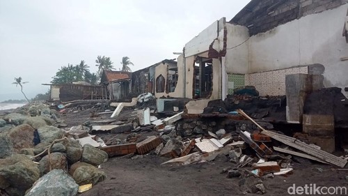Rumah warga di Lingkungan Mapak, Sekarbela, Kota Mataram, NTB, rusak akibat terdampak cuaca ekstrem, Jumat (31/1/2025). (Foto: Nathea Citra/detikBali)