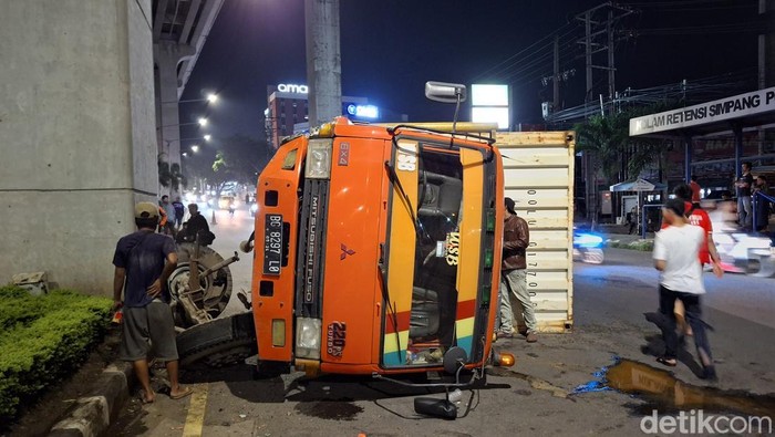 Saat proses evakuasi truk kontainer yang menabrak tiang LRT di Palembang