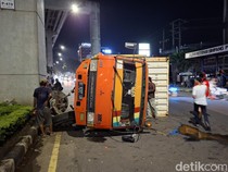 Truk Kontainer Tabrak Tiang LRT Sumsel hingga Terguling, Diduga Rem Blong