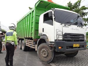 Langgar Jam Operasional, Puluhan Truk Ditindak Tegas Polres Gresik