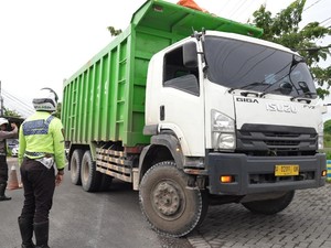 Langgar Jam Operasional, Puluhan Truk Ditindak Tegas Polres Gresik