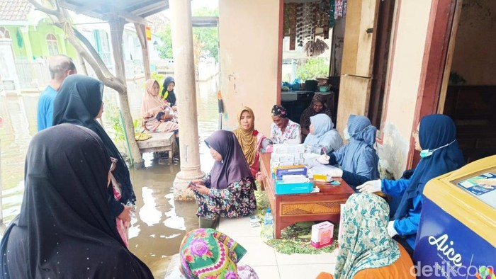 Sejumlah petugas kesehatan mendatangi warga terdampak banjir di Kecamatan Rejoso, Pasuruan.