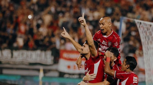 Selebrasi pemain Bali United seusai Boris Kopitovic (depan, angkat jari) menjebol gawang Borneo FC pada pekan ke-20 Liga 1 2024/2025 di Stadion Kapten I Wayan Dipta, Selasa (28/1/2025) .