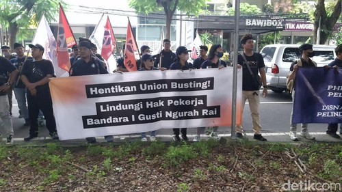 Serikat Pekerja APS berunjuk rasa di depan Kantor Disnaker dan ESDM Bali, Jumat (31/1/2025).