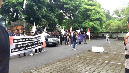 Serikat Pekerja Mandiri PT APS Bandara Internasional I Gusti Ngurah Rai berdemonstrasi di Disnaker ESDM Bali, Jumat (31/1/2025). (Fabiola Dianira/detikBali)