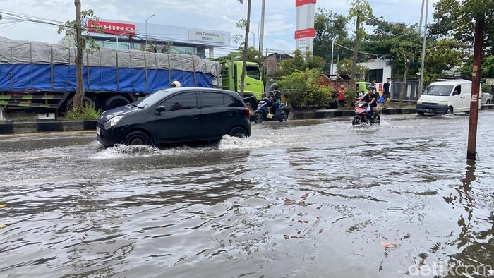Situasi banjir di Jalan Kaligawe Raya, Kecamatan Gayamsari, Kota Semarang, Jumat (31/1/2025).