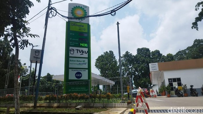 Komisaris Utama  PT Sigma Niaga Gas Kamaluddin Hasyim,  Executive Vice President Retail Shell István Kapitány dan Perwakilan Otoritas Bandara Wilayah I Marthinus Hutasoit secara simbolis melakukan pengisian bahan bakar Shell ke salah satu kendaraan di SPBU Shell di kawasan bisnis Soewarna Bandara Internasional Soekarno Hatta, Tanggerang, Kamis (19/4/2018). SPBU Shell di Kawasan Bisnis Soewarna, Bandara Internasional Soekarno Hatta, Tangerang resmi beroperasi untuk memenuhi kebutuhan bahan bakar berkualitas di salah satu gerbang perekonomian di Indonesia. Grandyos Zafna/detikcom

-. SPBU Shell di kawasan bandara Soekarno Hatta ini diresmikan untuk menjawan=b kebutuhan dan memberikan kemudahan akses bagi para pelanggan untuk mengisi bahan bakar.

-.