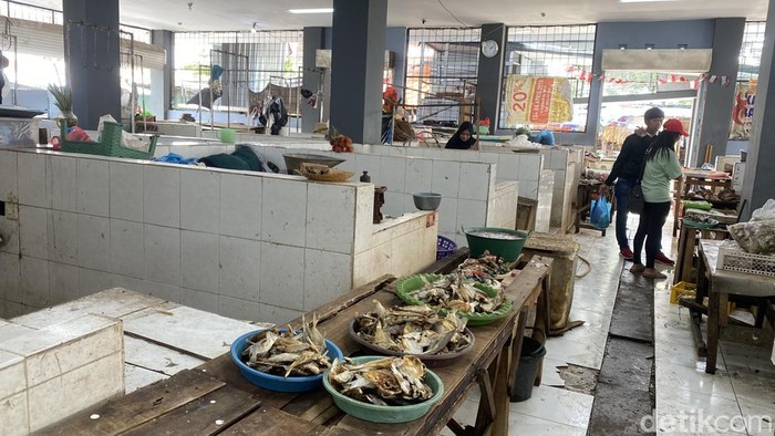 Suasana di PAsar Tambaklorok Semarang, Jumat (31/1/2025).