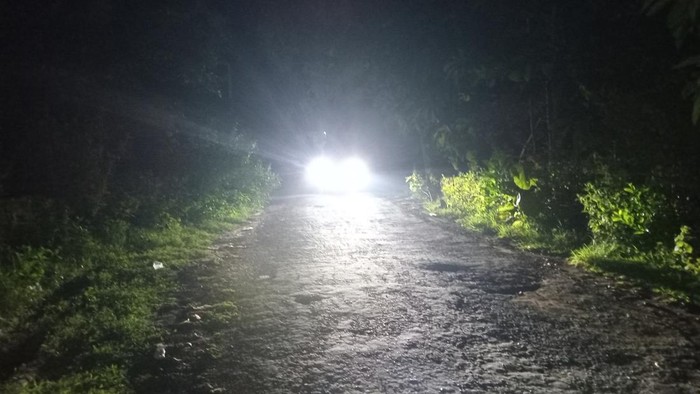 Suasana Jalan Tundun Penyu, Desa Ungasan, Kecamatan Kuta Selatan, Badung, Jumat (31/1/2025) malam. Jalan ini adalah lokasi penganiayaan dan penculikan WN Ukraina oleh gangster Rusia. (Aryo Mahendro/detikBali)