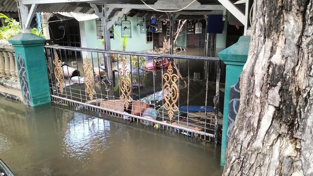 Sudah 3 Hari Sejumlah Rumah di Cengkareng Barat Masih Terendam Banjir