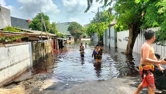 Sudah 3 Hari Sejumlah Rumah di Cengkareng Barat Masih Terendam Banjir