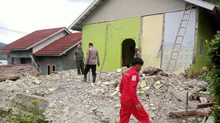 Tanah gerak merusak rumah warga di Kandangserang, Pekalongan, Jumat (31/1/2025).