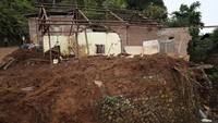 Longsor dipicu curah hujan tinggi selama tiga hari berturut-turut menyebabkan kondisi tanah tidak stabil.