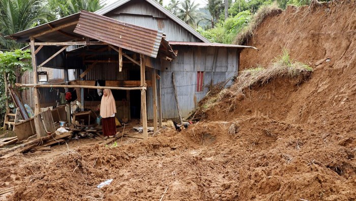 Warga mencari barang yang masih bisa diselamatkan di sekitar rumah yang roboh  akibat longsor di Tamasapi, Mamuju, Sulawesi Barat, Jumat (31/1/2025). Longsor dipicu curah hujan tinggi selama tiga hari berturut-turut  menyebabkan kondisi tanah tidak stabil dan mengakibatkan korban empat orang meninggal dunia. ANTARA FOTO/ Akbar Tado/nz
