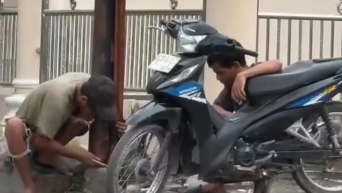 Tangkapan layar dua pria tengah asyik menggergaji tiang besi di depan Vihara Maitreya, Sei Panas, Batam Kota, Batam, Kepulauan Riau. (Dok. Istimewa)