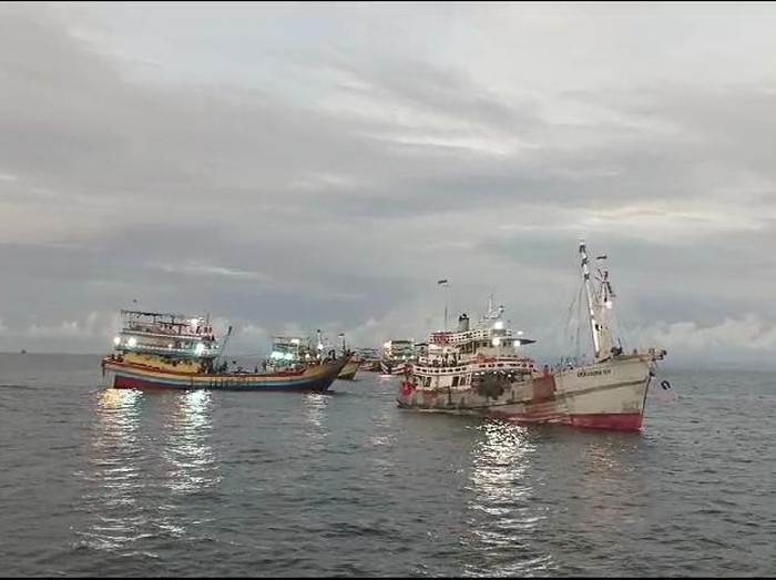 Tangkapan layar video kapal nelayan dari Juwana, Kabupaten Pati, mengepung kapal trawl Taiwan di Lautan Papua. Diunggah Jumat  (31/1/2025).