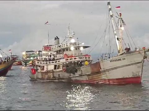 Tangkapan layar video kapal nelayan dari Juwana, Kabupaten Pati, mengepung kapal trawl Taiwan di Lautan Papua. Diunggah Jumat  (31/1/2025).