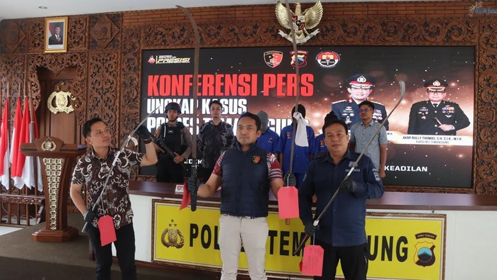 Suasana rilis pers 4 pemuda diamankan karena tawuran dan berkonvoi sambil bawa sajam di Polres Temanggung, Jumat (31/1/2025).
