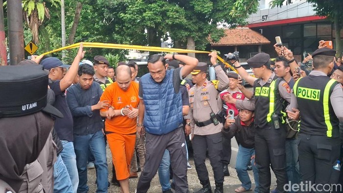 Tersangka Abraham Michael berdalih tidak sadar saat membunuh satpam rumahnya sendiri bernama Septian (37) di Jl Lawang Gintung, Kota Bogor. (M Sholihin/detikcom)