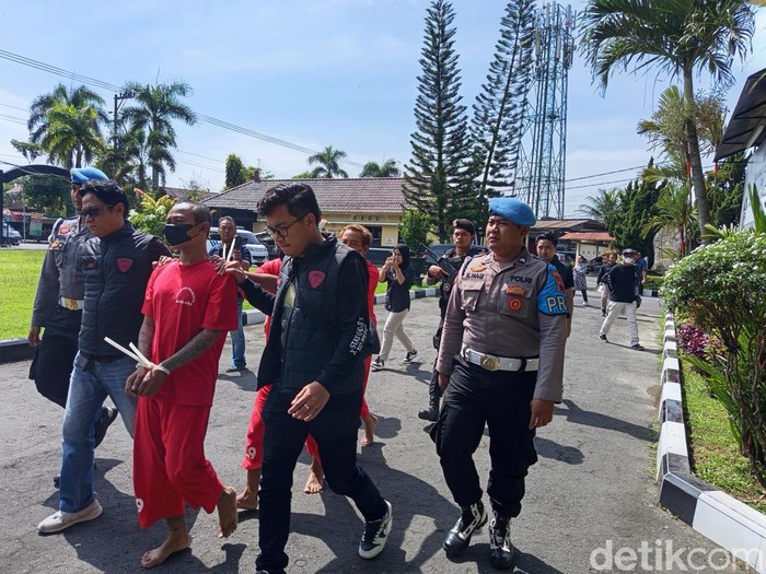 Tersangka kasus narkoba digelandang Reserse Narkoba Polresta Magelang, Jumat (31/1/2025).