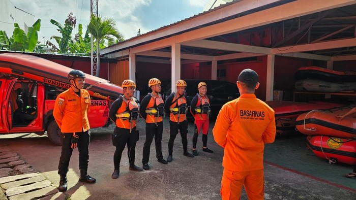 Tim SAR saat melakukan persiapan melakukan pencarian korban diduga terseret banjir di Sungai Bahar, Muaro Jambi