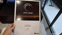 Namun keistimewaan kafe ini ini justru terlihat pada salah satu raknya. Ada penghargaan Australian International Coffee Awards Silver Medal yang diraih untuk biji kopi Ulian Natural. Foto: detikcom/Diah Afrilian