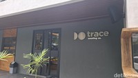 Kafe yang baru buka kembali di Setiabudi ini ternyata awalnya adalah sebuah roastery. Warna hitam pekat dengan tulisan Trace menjadi penandanya Trace Roasting Co. Foto: detikcom/Diah Afrilian