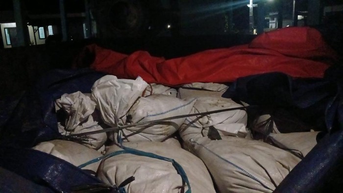 Truk muatan pasir timah yang diduga akan diselundupkan dari Pulau Belitung.
