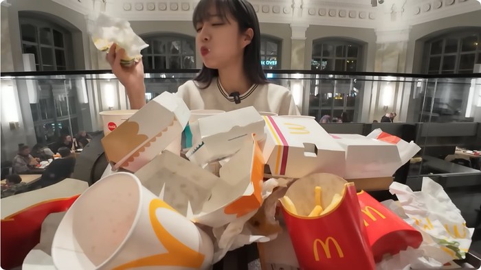 Tzuyang mukbang burger di McDonalds tercantik dunia