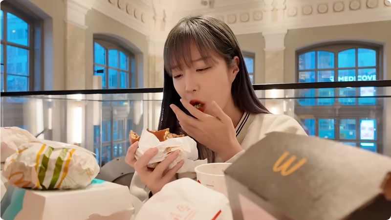 Tzuyang mukbang burger di McDonalds tercantik dunia