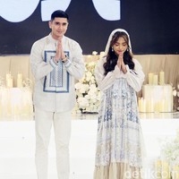 Verrel dan Fuji berpose melipat tangan memberikan simbol tanda terima kasih sebelum meninggalkan runaway. Penampilan keduanya sukses mencuri perhatian publik. Foto: Mohammad Abduh/detikcom