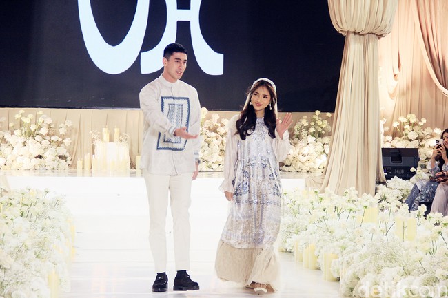 Adik kandung dari suami Vanessa Angel, Febri Andriansyah ini terlihat berseri saat catwalk. Fujianti Utami Putri memakai dress bermotif bunga dengan detail bawah lace cream. Foto: Mohammad Abduh/detikcom