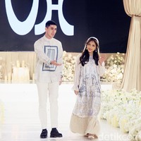 Adik kandung dari suami Vanessa Angel, Febri Andriansyah ini terlihat berseri saat catwalk. Fujianti Utami Putri memakai dress bermotif bunga dengan detail bawah lace cream. Foto: Mohammad Abduh/detikcom