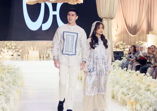 Selanjutnya ada Fujianti Utami dan Verrel Bramasta yang berjalan di atas runaway membawakan koleksi teranyar dari Vanilla Hijab. Verrel Bramasta dan Fuji mengenakan busana couple senada serba cream. Foto: Mohammad Abduh/detikcom