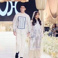 Selanjutnya ada Fujianti Utami dan Verrel Bramasta yang berjalan di atas runaway membawakan koleksi teranyar dari Vanilla Hijab. Verrel Bramasta dan Fuji mengenakan busana couple senada serba cream. Foto: Mohammad Abduh/detikcom