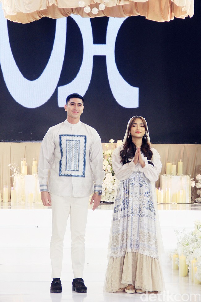 Sedangkan Verrel Bramasta mengenakan baju koko yang ia padukan dengan celana warna putih. Senada dengan baju yang dikenakan oleh Fuji. Foto: Mohammad Abduh/detikcom