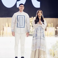 Sedangkan Verrel Bramasta mengenakan baju koko yang ia padukan dengan celana warna putih. Senada dengan baju yang dikenakan oleh Fuji. Foto: Mohammad Abduh/detikcom